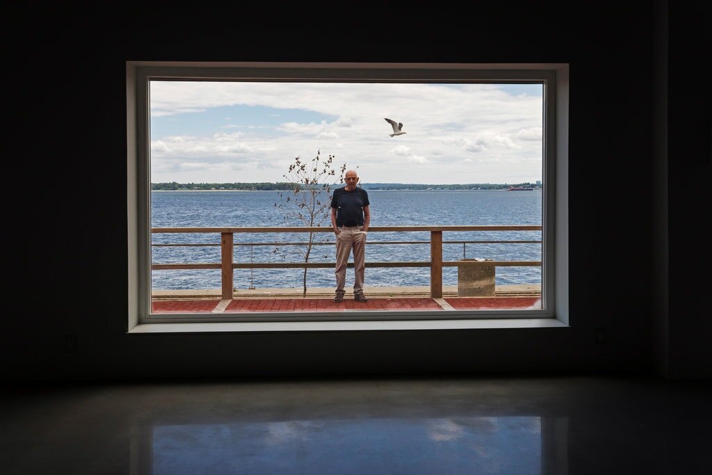 85-летний доктор Альберт Саттон вложил 8 миллионов долларов в ремонт единственного здания на принадлежащем ему острове Колумбия в Лонг-Айленд-Саунд. Он также владеет близлежащим островом гороха.