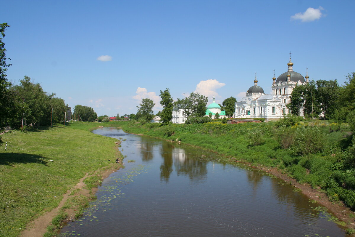 Город расположен на реке Гжать (бассейн Волги) в южной части Гжатско-Вазузской низины, в 180 км к юго-западу от Москвы и в 239 км к северо-востоку от Смоленска