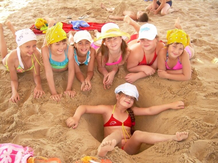 Девочки дети пляж. Детские пляжи. Детский пляж. Детский лагерь пляж. В лагере на пляже.