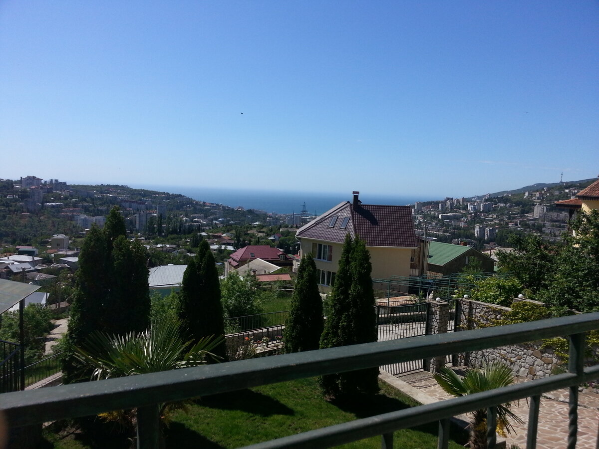 Вид с балкона нашего отеля в Ялте