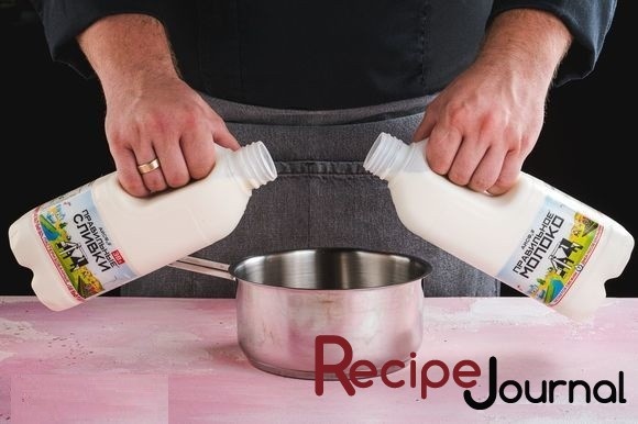 Молоко и сливки налить в кастрюлю с  толстым дном и поставить на огонь, хорошо подогреть, но не кипятить.