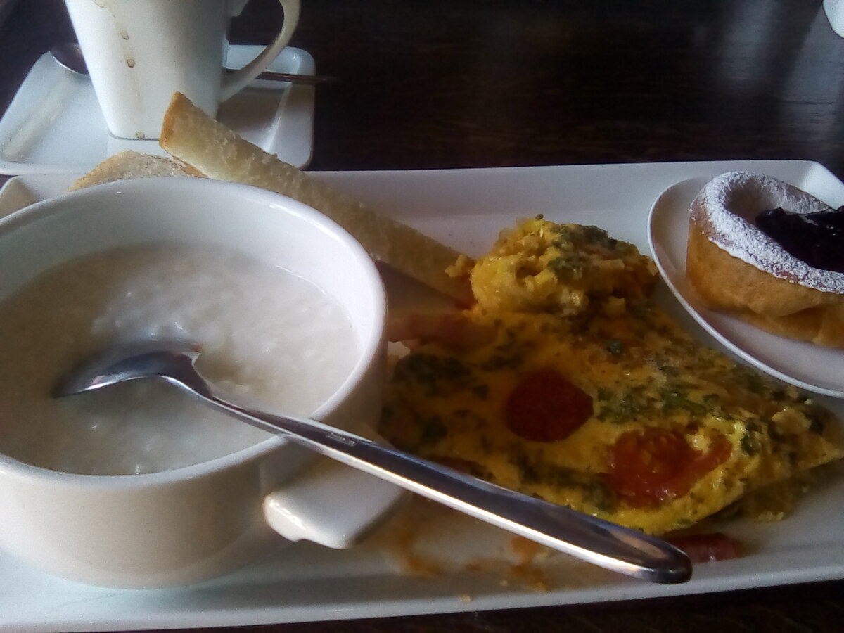 Хозяин отеля любезно угостил нас бокалом домашнего вина,на дорожку-было очень приятно на такой ноте расстаться с отелем! Потом  едем на пальмовую аллею.