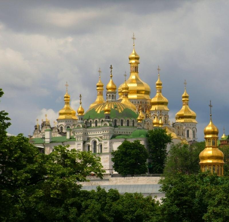 Церковь с золотыми куполами и деревья