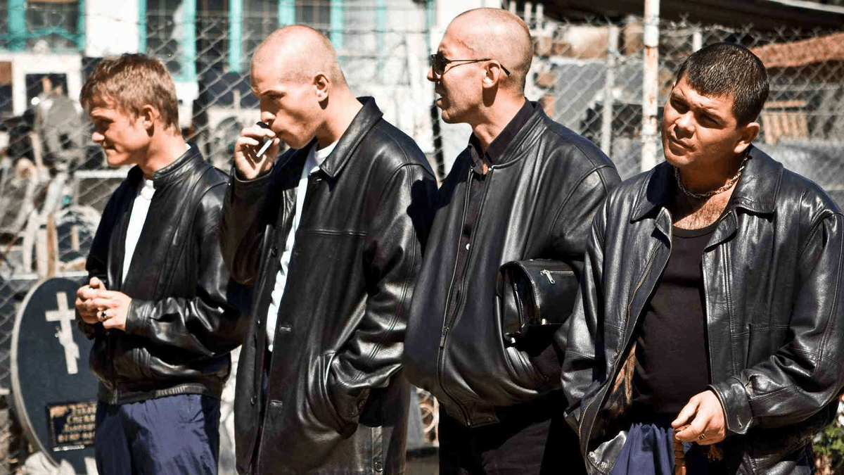 Типичный образ парней в 90-ые. В Питере такие могли грохнуть даже за косой взгляд. Источник: Google картинки