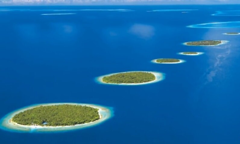 Мальдивская республика представляет собой совокупность островов, которые затерялисиь посредиокеана. 