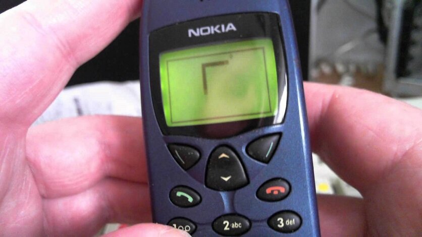 Nokia 6110 - первый телефон со "Змейкой". (1997)
