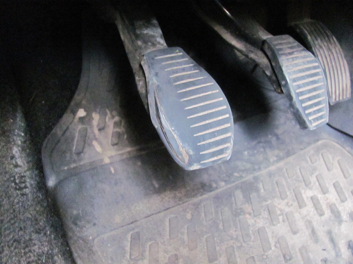 Педаль сцепления на «механике»