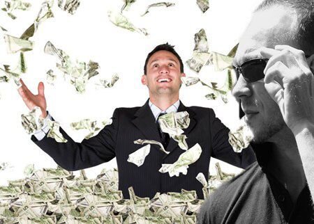 

На портале нормативных правовых актов опубликован проект "всеми любимого" Министерства труда, основным тезисом которого является повышение минимального размера оплаты труда до 12130 рублей. В министерстве предполагают, что такое повышение МРОТ повлияет на зарплаты порядка четырех миллионов людей. Как вы могли догадаться, люди, получающие меньше 15-и тысяч в месяц, это далеко не грузчики или дворники. Четверть сотрудников сферы образования получает зарплату около 200 долларов, а семь процентов довольствуется суммой, меньшей нынешнего МРОТ (11280 рублей). На втором месте по доле сотрудников с оплатой ниже минимальной находится сфера культуры, спорта, организации досуга и развлечений. На третьем - сфера транспортировки и хранения, административной сферы и сопутствующих дополнительных услуг.