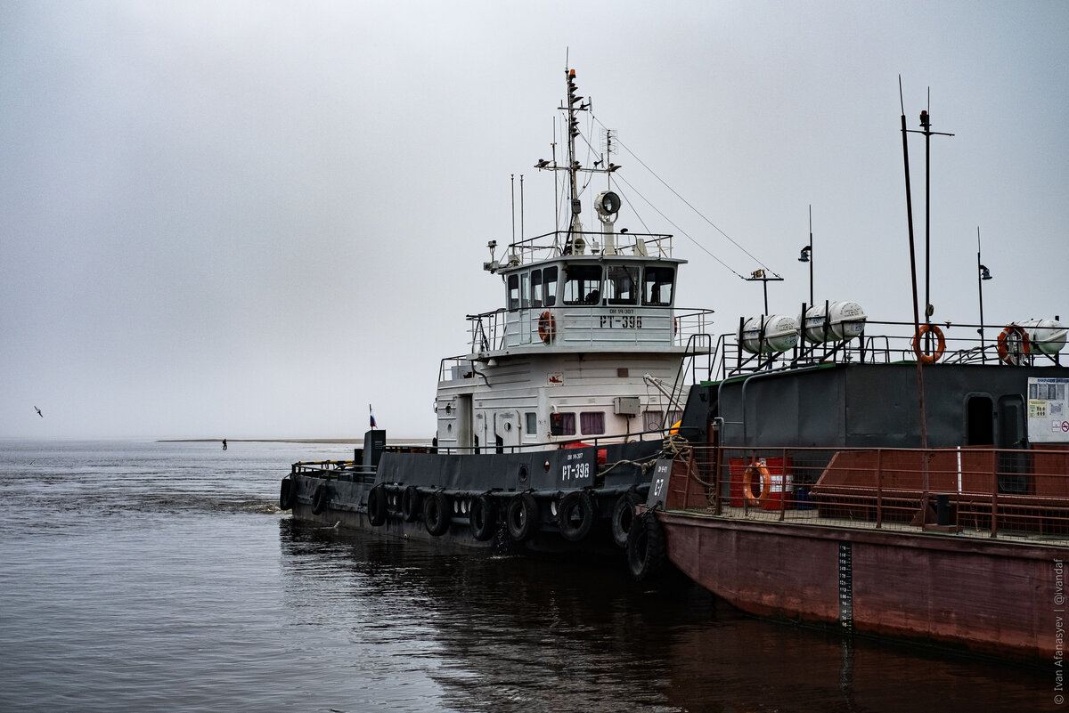 Паром Салехард-Лабытнанги (единственный вариант добраться летом) ходит не всегда: волны на Оби, туман, начинающийся или не до конца сошедший лёд — паром отменяется. Чем мешает туман в 2019 году я понять не могу. 