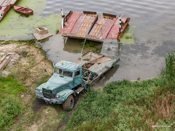 Засадили КрАЗ-255В «по самые помидоры» во время загрузки понтона из реки ???