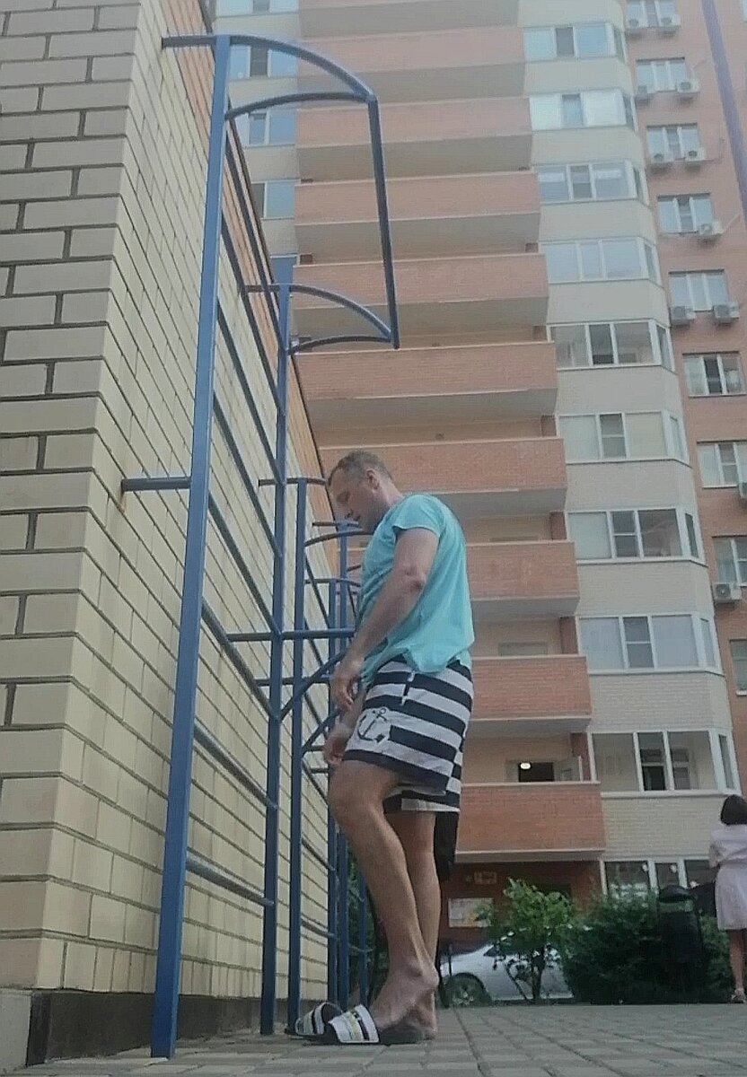 Люблю Краснодар за его засилье спортивных площадок. Турник есть в каждом дворе. На фото - Восточно-Кругликовская, 22