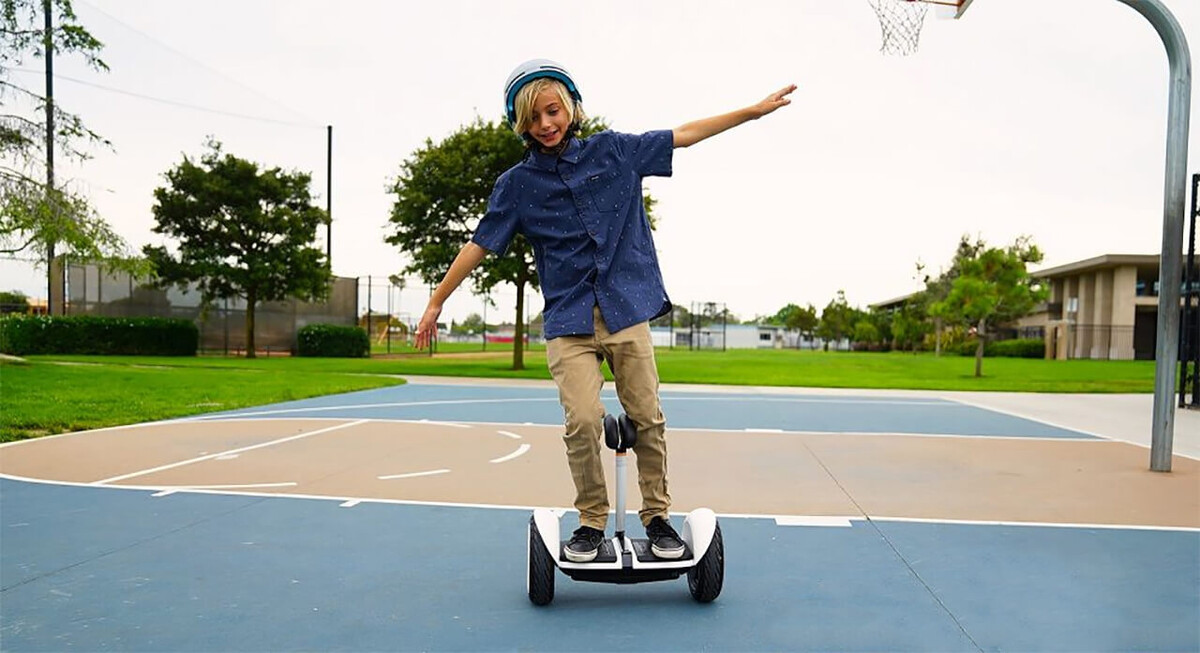 На фото Ninebot miniLITE