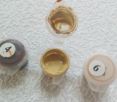 Краска похожа на мягкий пластилин - такую еще можно спасти)