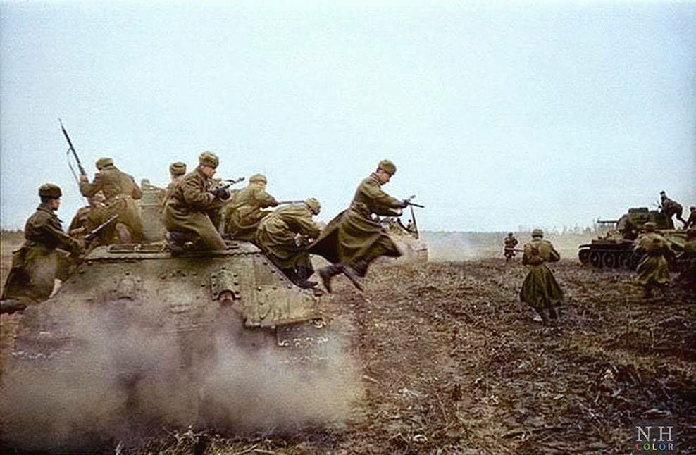 Советская пехота на 2-м Украинском фронте под прикрытием танков Т-34 во время наступления Красной Армии на Будапешт, Декабрь 1944 года.