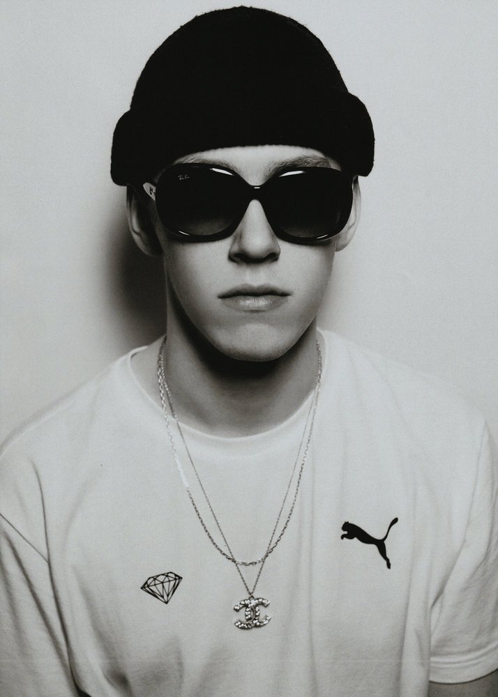 Big Baby Tape
Big Baby Tape (читается «Биг Бе́йби Тейп» настоящее имя — Егор Олегович Раки́тин; род. 5 января 2000 года, Москва, Россия) — российский трэп-исполнитель[4] и автор песен. Основатель и бывший член музыкального объединения Benzo Gang. Выступает также под псевдонимами DJ Tape («Ди́джей Тейп») и альтер-эго Tape LaFlare («Тейп Лафлэ́р»).
10 мая 2019 года состоялся релиз второго мини-альбома Егора под названием Arguments & Facts.
Родился 5 января 2000 года. Также есть братья Андрей и Сергей, которые младше него на 2 года. Знакомство Егора с рэпом произошло в 4 года, когда он впервые услышал песни 50 Cent, впечатлившие будущего музыканта.Чуть позже Егор познакомился с песнями Gucci Mane, которые оказали влияние на нынешнее творчество Егора.В возрасте шести лет на вопрос тёти: «Кем ты хочешь стать когда вырастешь?» Егор отвечал: «Рэпером!»В 12-летнем возрасте начал учиться создавать музыку в программе Fruity Loops, с которой Егора познакомил друг его сестры. Поначалу в случайном порядке нажимал разные кнопки, не понимая, как с ней работать, и вскоре её забросил. Уже спустя год Егор вернулся к работе в данной программе и не прекращал создавать биты (хип-хоп-инструменталы), делая перерывы не более чем в один день на протяжении нескольких лет. Ориентирами в битмейкинге для него в разное время являлись Madlib, DJ Zinc, DJ Rashad, DJ Smokey и DJ Paul.В 15 лет Егор взял псевдоним DJ Tape и даже планировал выпустить инструментальный музыкальный альбом DJ Tape 2000, но релиз не состоялся, так как Егор не смог довести проект до планируемого качества.После этого он решил читать рэп под псевдонимом Big Baby Tape.

2017—2018: Hoodrich Tales — Dragonborn
В мае 2017 года выходит первый 4-трековый мини-тейп Егора Cookin' Anthem. В конце 2017 года рэпер знакомится с Feduk, увидев, что тот слушает его песни в Stories в Instagram. В интервью для шоу «вДудь» Фёдор заявил, что Big Baby Tape входит в топ-2 его самых любимых рэперов,и Биг Бейби Тейп приобретает первую широкую огласку.Впоследствии Егор начинает продавать инструменталы коллегам по цеху.
Помимо Feduk, в 2018 году Егор заполучил внимание таких крупных артистов, как Kizaru, Boulevard Depo,Face и Pharaoh,8 марта 2018 года выходит совместный с Feduk сингл «Hustle Tales»1 июня 2018 года в свет выходит дебютный мини-альбом Hoodrich Tales с гостевым участием Polyana (MellowBite), Alizade, Boulevard Depo, Feduk и альтер-эго Егора Tape LaFlare. Музыкальный релиз был полностью спродюсирован самим Егором.
16 ноября 2018 года состоялся релиз дебютного студийного альбома Dragonborn, выпущенного на лейбле Warner Music Russia. Участие в записи музыкального релиза приняли Boulevard Depo, Хаски, Jeembo, i61, White Punk и другие. Спустя несколько дней после релиза альбома трек «Gimme The Loot» занял первую позицию в песенных чартах Apple Music, iTunes Store, «ВКонтакте», сместив последние альбомы Feduk и Элджея,а также опередил «Sicko Mode» от Travis Scott и «Thank U, Next» от Ariana Grande на сайте Genius.
2019 — настоящее время: распад Benzo Gang, «Arguments & Facts»
8 марта 2019 года на официальном YouTube-канале творческого объединения Benzo Gang вышел получасовой видеоролик, в котором Егор рассказал историю их знакомства, о работе внутри коллектива и взаимоотношении с каждым участником. В ходе монолога стало известно, что распаду коллектива способствовала малая продуктивность участников. Изначально, по указанию Егора, объединение покинули Dope V, Cash Choppa и LilJPlug. Особое внимание в видеоролике было уделено его взаимоотношениям с Dimebag Plugg, перепискам Андрея с фанатами, которые присылали Егору в социальных сетях. Причиной их плохих взаимоотношений послужили проблемы Андрея с законом, наркотиками, финансовым положением, лицемерием, а также малой активностью внутри коллектива. А ролик закончился словами Егора: «Короче, Dimebag — полнейший lame и полнейшее чмо. Пошел [к чёрту], Dimebag!»
10 мая 2019 года состоялся выход второго мини-альбома Егора под названием Arguments & Facts.
после релиза на альбом обратил внимание флоридский рэпер Leavemealone, обнаруживший там фрагмент своей песни, взятый без разрешения, и обвинил Big Baby Tape в плагиате.Камнем преткновения стала песня «Weight», припев которой практически идентичен по ритмическому рисунку композиции Leavemealone «Face». Российский артист дал комментарии, что «не до конца осознал всю ответственность», пришедшую вместе с широкой аудиторией, поскольку раньше он всю жизнь в той или иной степени что-то заимствовал, переделывал, цитировал.Leavemealone ответ Тейпа не понравился, и он пожелал тому признать свой промах и двигаться дальше, не воруя музыку у других.На защиту Егора встал блогер Даня Порнорэп: по его словам, у Big Baby Tape имеется свой уникальный почерк, который и отличает оригинальную работу от копирки, его звучание объёмное и «интеллигентно качающее», а у Leavemealone всего этого «нет и в помине», поэтому украсть Tape «ничего не мог, потому что там нечего красть», а «музыка, начиная с изобретения ремикса и сэмплирования, это совсем не про мелодии и оригинальный ритм».