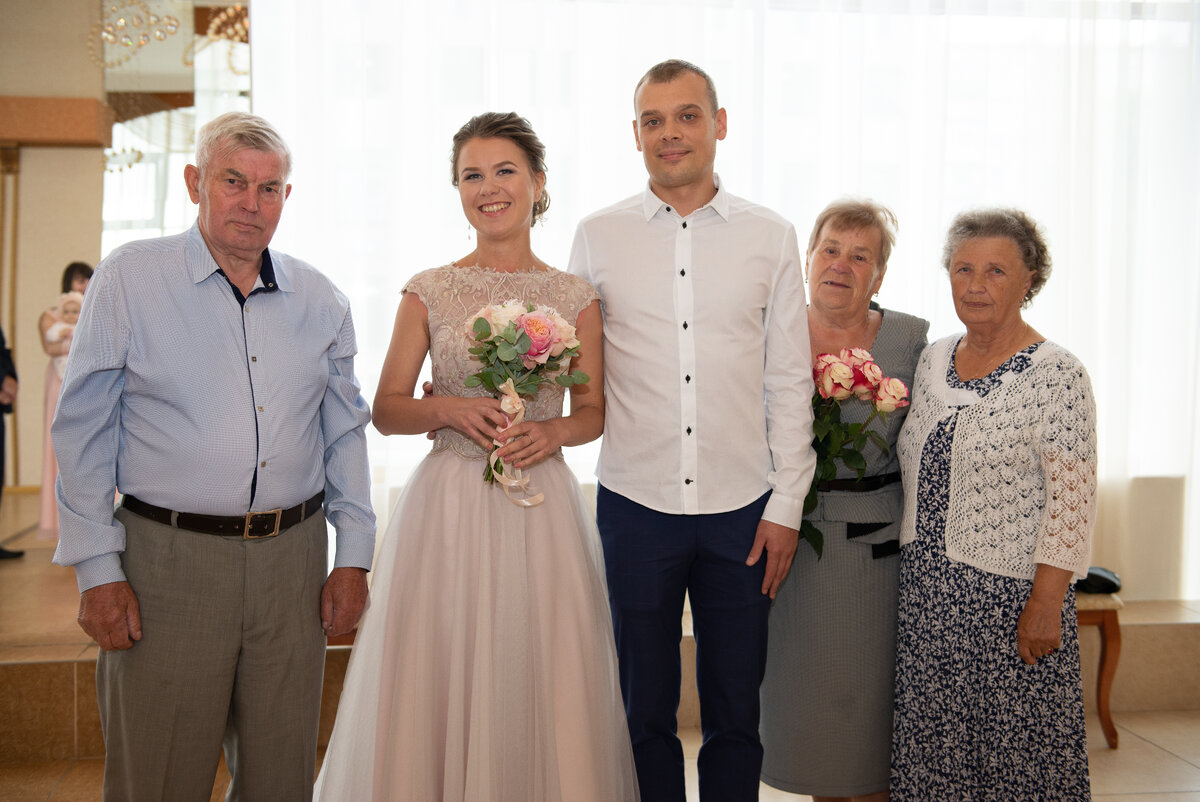 молодожены и бабушки и дедушка