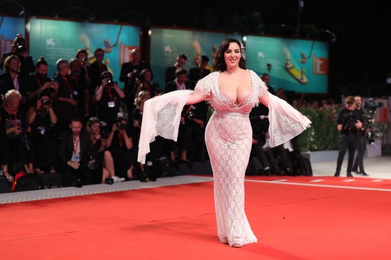 Обращаясь, улыбаясь, сияя: одежд от ателье BluSahel.