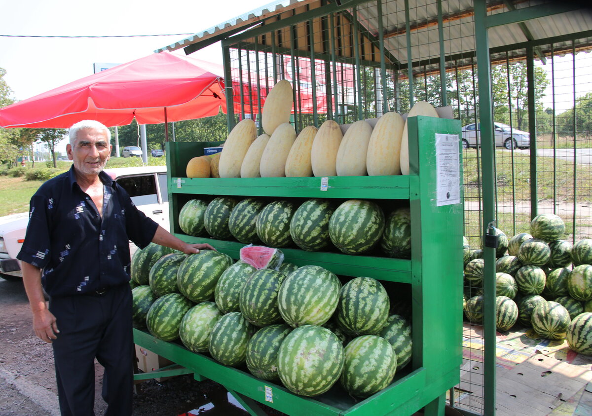 Продавец арбузов. Фото взято и открытых источников яндекс-картинки для иллюстрации