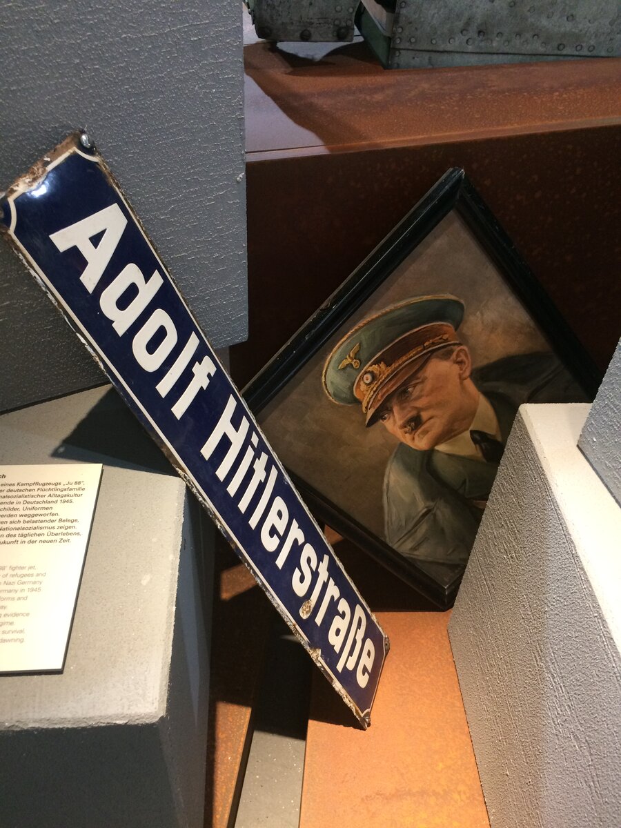 Похоже в Ляйпциге была такая улица Adolf Hitlerstraße