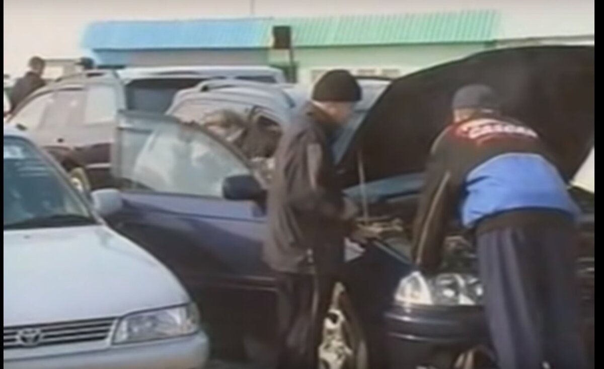 Как только "заезжий" покупал машину, с авторынка раздавался звонок спецу, можно отрабатывать и требовать "за проезд" по территории Уссурийска. Скриншот с сайта youtube.com