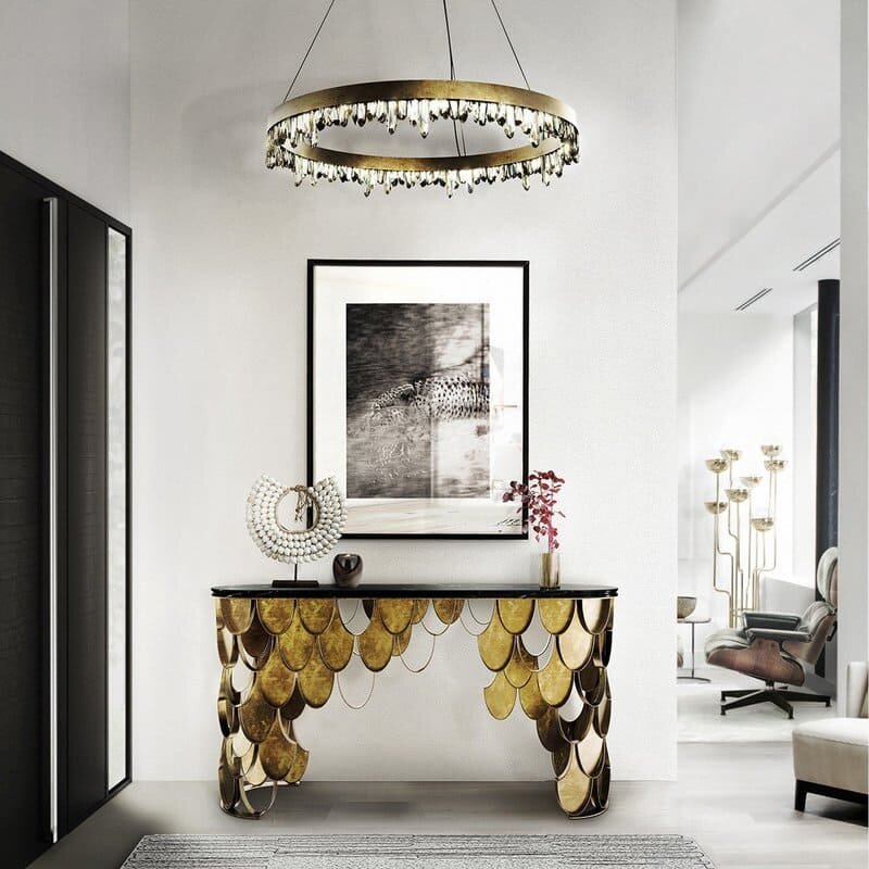 Консоль представляет собой небольшой столик, обычно пристраиваемый к стене и имеющий опору в виде ножек или колонны. 
