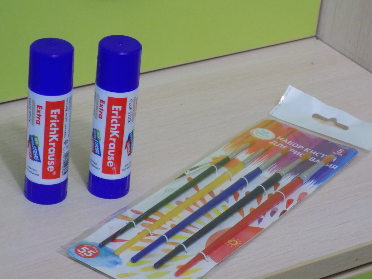 На столе лежат цветные ручки три синие две красные