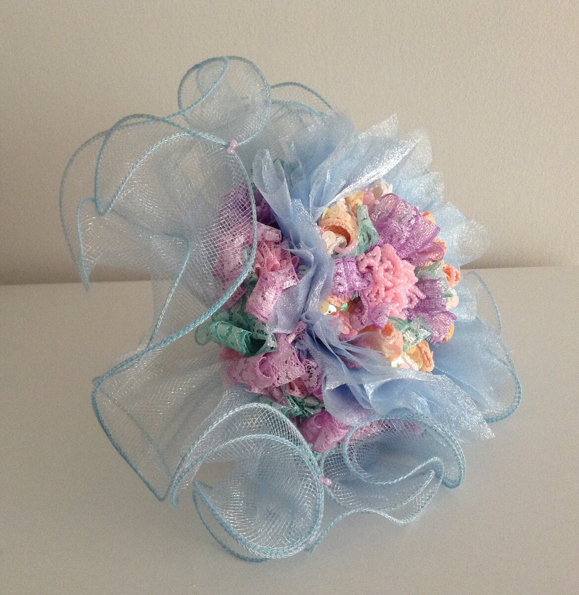 Букетик из кружевных ленточек и бисера.