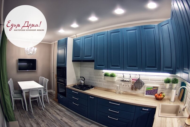 Нужна ли вытяжка на кухне? Наш ответ – да, она действительно нужна, если вы готовите регулярно, используете газовую плиту, а также, если ваша кухня имеет больше 10 квадратных метров площади или совмещена с гостиной/прихожей