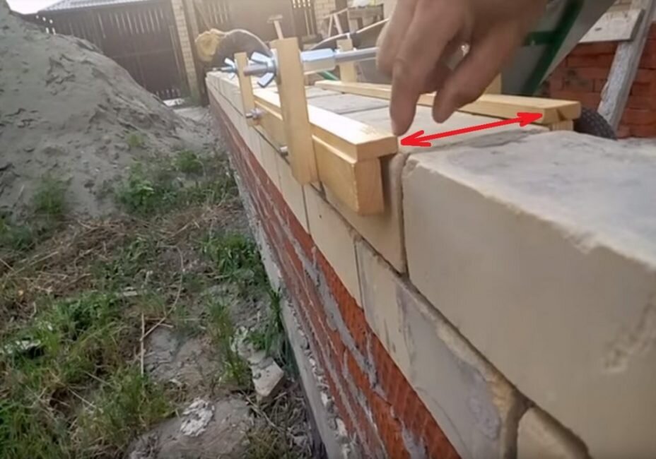 Как сделать простое и надежное деревянное приспособление для укладки кирпича своими руками