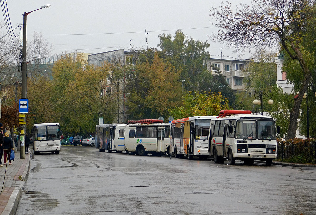 Автобусы на конечной "Сквер Медсестёр" 