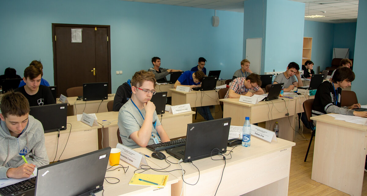 Мфти информатика. Мфти студенты. Студенты за компом в университете. Мфти информатика. Студенты программисты.