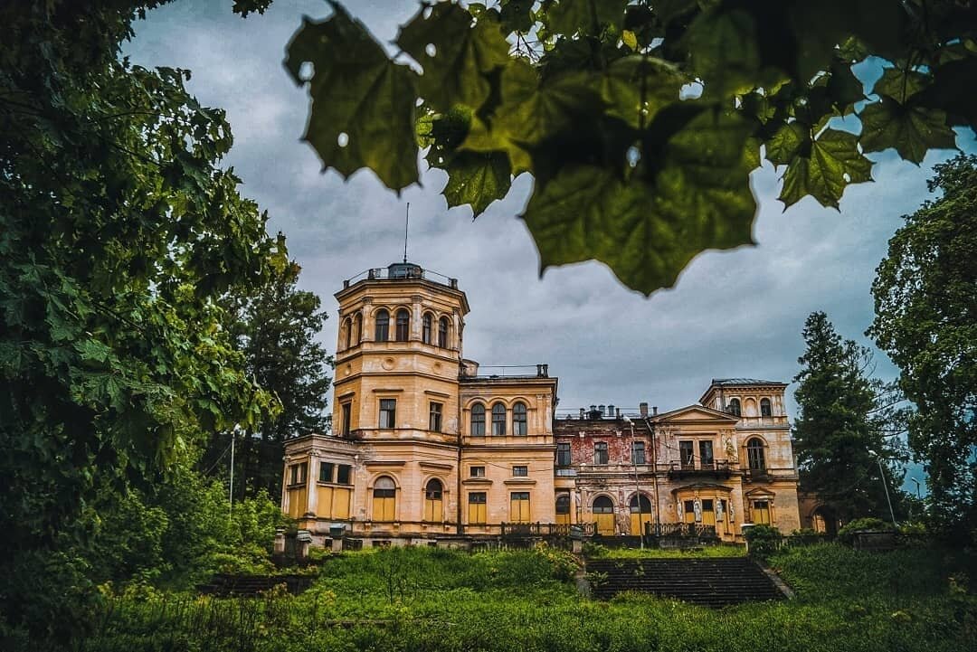 Усадьба "Михайловское"

Крупная подмосковная усадьба Михайловское, отстроенная графом Михаилом Кречетниковым (1729—1793), видным деятелем екатерининского царствования, на берегу Пахры в Подольском уезде Московской губернии (с 2012 года Троицкий административный округ Москвы). Деревенька Бынево перешла во владении рода Кречетниковых после событий Смутного времени. Двухэтажный дом с протяжённым фасадом, мезонином и вензелями «М.К.» на балконах был выстроен на средства тульского и рязанского наместника М.Н.Кречетникова. В 1784 году имение посетил А.Т.Болотов. Планировка кирпичного двухэтажного усадебного дома с подвалом и мезонином была характерна для своего времени. На верхнем этаже помещалась анфилада парадных комнат овальной формы, а в самом центре - круглый двусветный зал. По сторонам партера были симметрично поставлены двухъярусные башни, в одной из которых была сушильня, а в другой — колокольня усадебной церкви. Хозяйственные службы и домовая церковь, освящённая в честь небесного покровителя барина, Михаила Архангела, были соединены с домом переходами.

