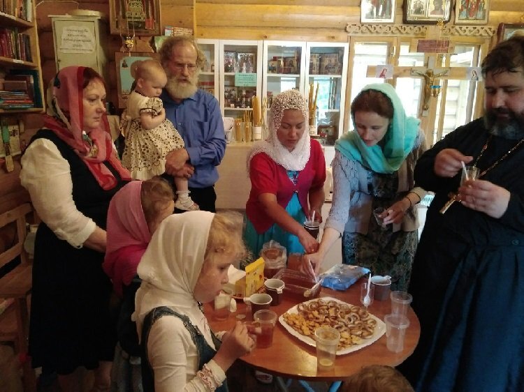 Медовый Спас в Никольском храме. Александр Майков слева с ребенком на руках. Фото с сайта храма 