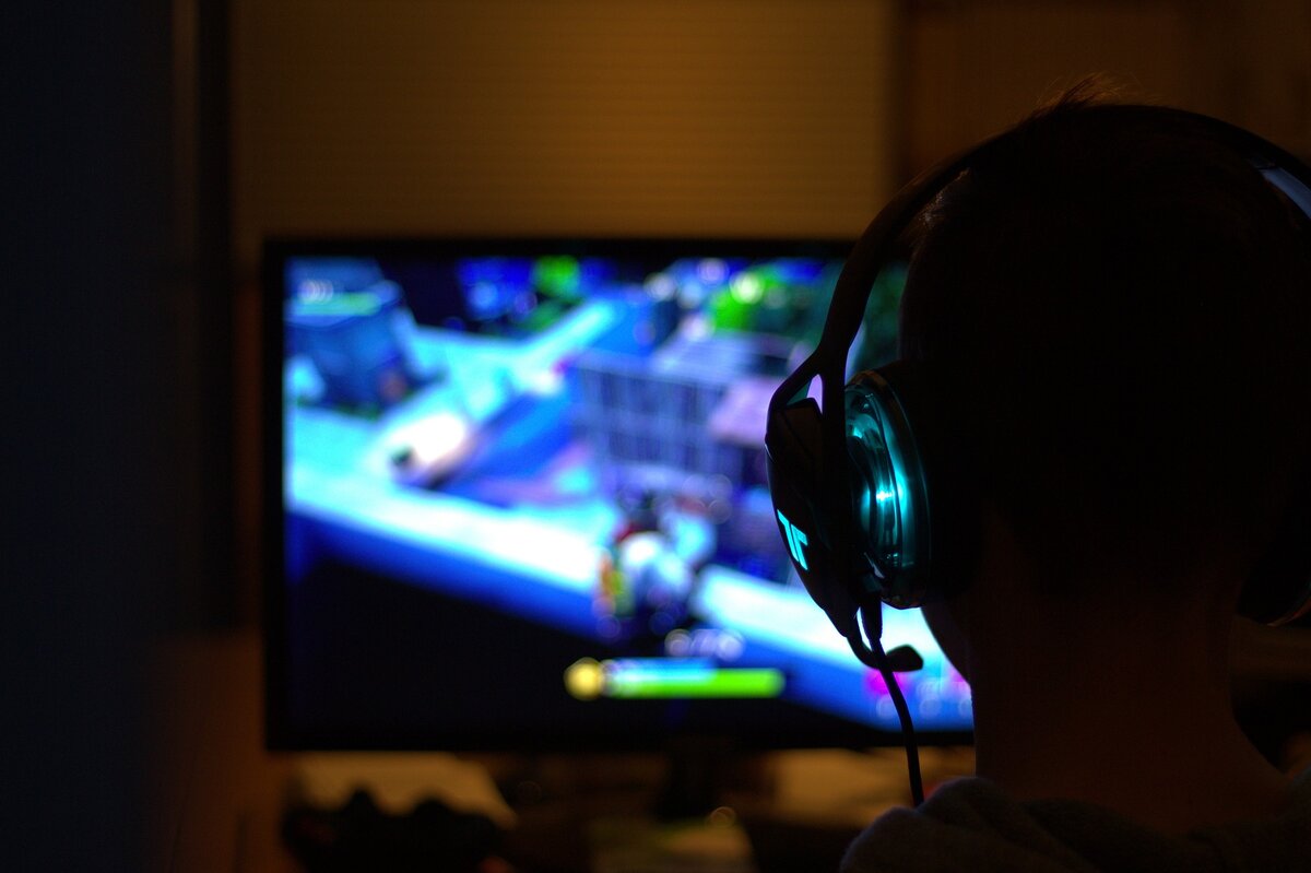 https://cdn.pixabay.com/photo/2019/04/15/11/42/fortnite-4129124_960_720.jpg