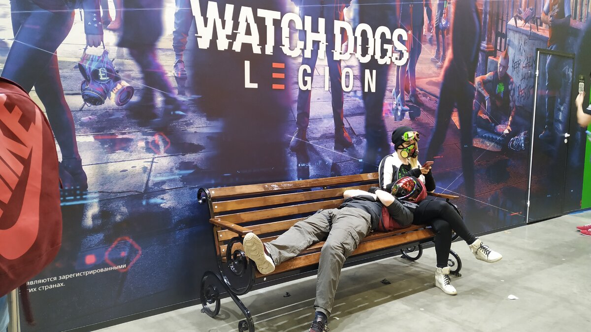 На лавочке возле стенда можно было "почиллить"