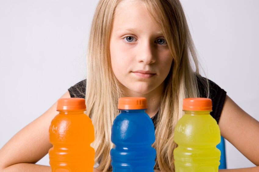 Почему важно давать детям воду, а не сладкие напитки и чай