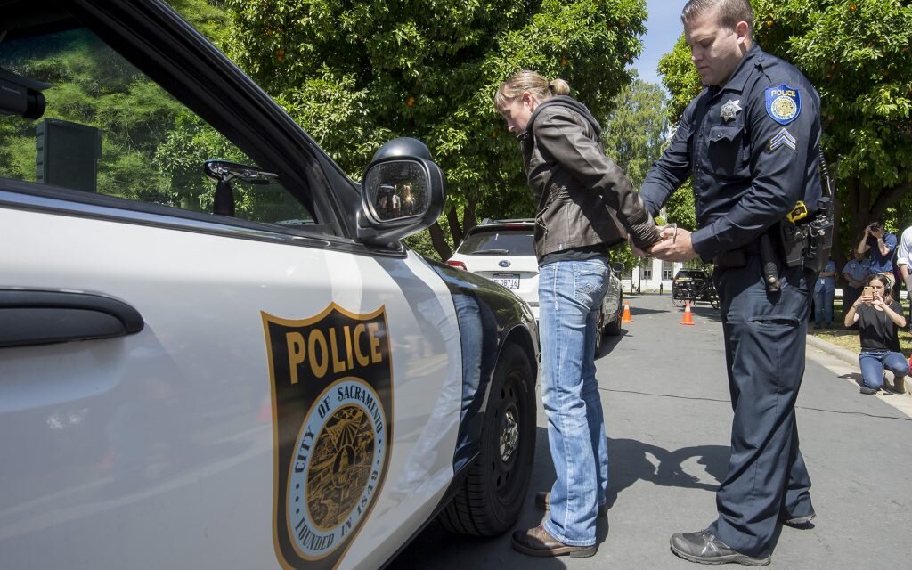 Сша разрешило. Полиция CA J. Sacramento PD vehicle. Green book Arrested by the Police. Tualatin Police Dept.