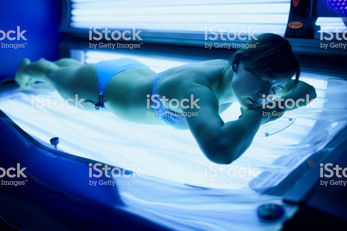 https://www.istockphoto.com/ru/%D1%84%D0%BE%D1%82%D0%BE/young-women-in-the-solarium-gm965559960-263502768