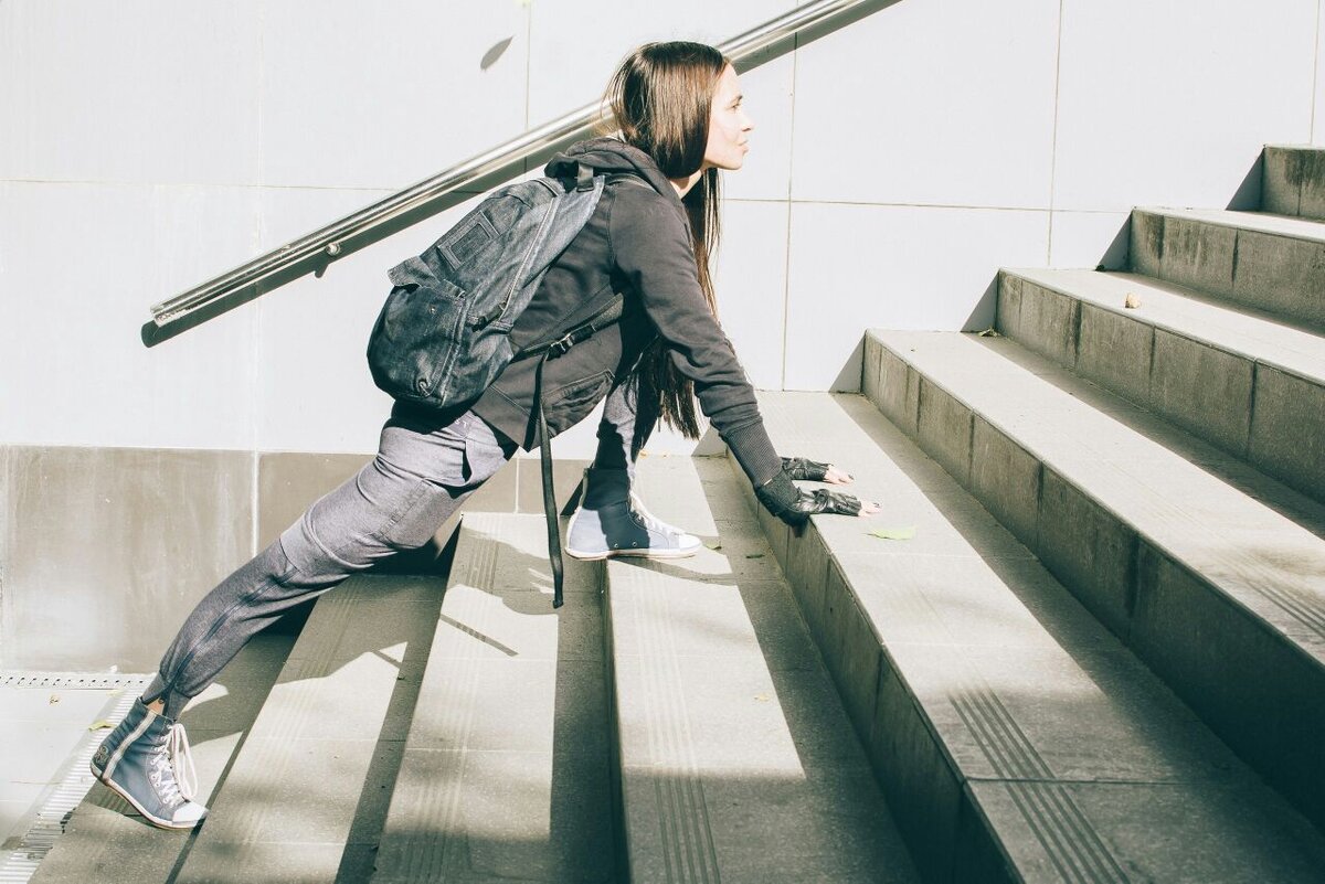 ❓С какой скоростью заниматься на кардиотренажере? Какие тренировки повысят выносливость? Как правильно выходить к предельным возможностям? ⠀
❗️Хочешь выжать максимум на тренировке, жми лайк и читай!
⠀
‼️Важно: при одном пульсе в организме могут сжигаться в качестве энергии жировые запасы, а при другом - углеводы, нагрузка может осуществляться как с участием кислорода (анаэробная нагрузка) - это кардионагрузка, и без него (аэробная) - это силовая нагрузка.
⠀
▪️У каждого есть максимальный уровень пульса, и эта цифра зависит от параметров: рост, вес, возраст, пол, уровень физ подготовки. Условно максимальную частоту сердечных сокращений легко рассчитать по формуле
✔️220 — возраст = ЧСС максимальная
Пример
220 — 28 лет = 192 удара в минуту
⠀
▪️Есть пульсовые зоны, которые рассчитываются как % от предельного максимума.
⠀
☑️Восстановительная зона - 50-60% от максимального пульса.
Если максимумом ЧСС = 192, то восстановительная зона составит 96-115,2 ударов в минуту (50% от 192 = 96 и 60% от 192 = 115,2).
Восстановительная зона -зона разминки/заминки, либо тренировки для людей с проблемами сердечно-сосудистой системы.
⠀
☑️60–70% — умеренная активность, основной источник энергии при прочих равных - жировые запасы -> использовать при низкоинтенсивном кардио.
⠀
☑️70–80% — аэробная - зона улучшения функциональные возможностей. Увеличивается количество и размер кровеносных сосудов, объём лёгких и потребление кислорода, источник энергии выступают как жировые запасы, так и гликоген.
⠀
☑️80–90% — анаэробный порог. В этой зоне энергия производится без участия кислорода. При достижении этого порога ощущается жжение в мышцах из-за сдвига pH-баланса в кислую сторону. Тренировки в этой зоне увеличивают выносливость.
⠀
☑️90–100% — работа на пределе возможностей. Используется для интервальных тренировок, и добраться до нее задача не из легих!
🔘Отслеживать свой пульс во время тренировки можно на фитнес-браслете, данные о ЧСС могут отображаться на экране устройства или на смартфоне.
⠀
❓А вы используете фитнес-браслет/умные часы? Что посоветуете?