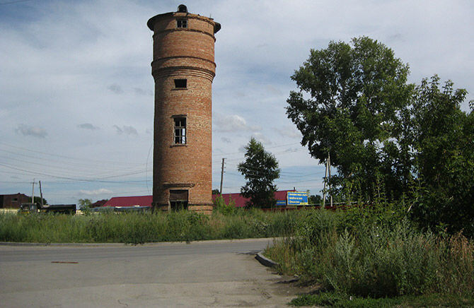 Примерно про такую башню и пойдет история. Кирпич разлетелся метров на 50.