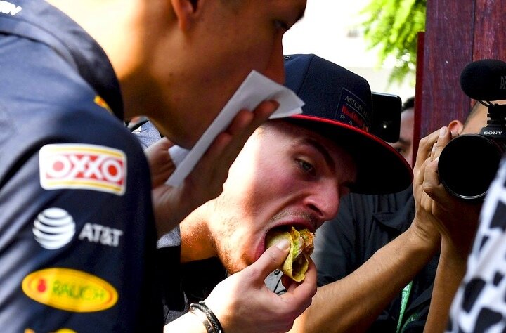 Александр Албон и Пьер Гасли едят Такос - одно из национальных блюд Мексики