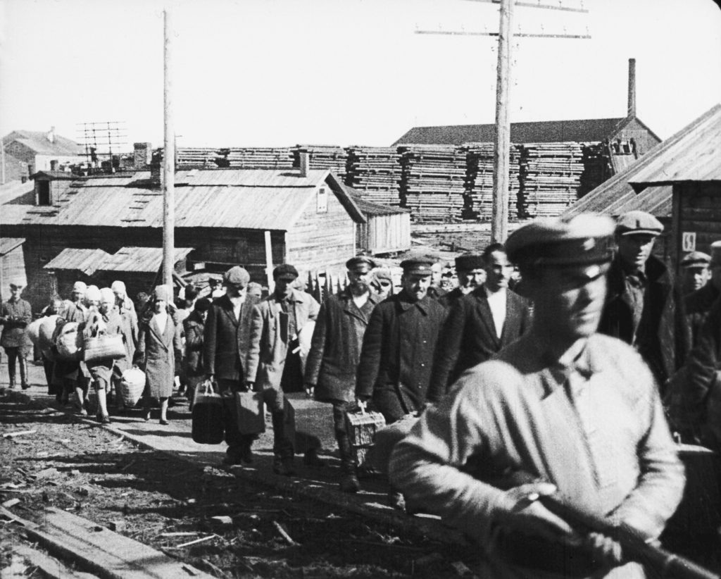 Заключенные под конвоем.