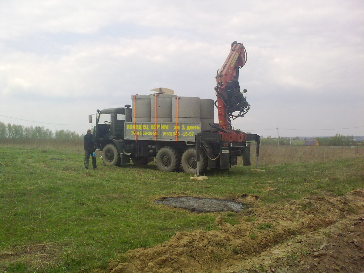 Этап установки септика с помощью спец техники.