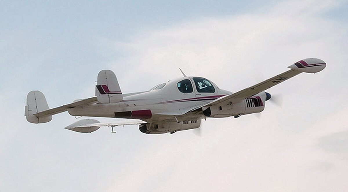 Легкий двухмоторный самолет Л-200 (производство Чехословакия)