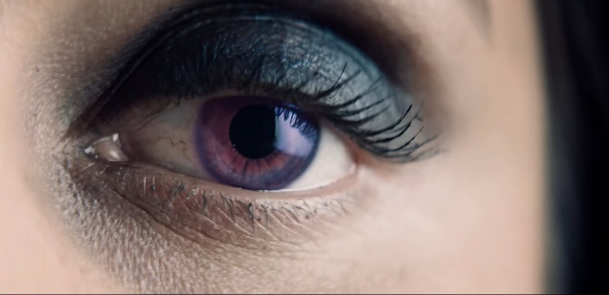 Знаменитые фиолетовые глаза тоже на месте.