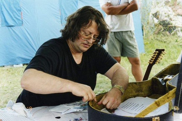 АБГ чинит очки Полины Мазур, дочери своего знакомого.