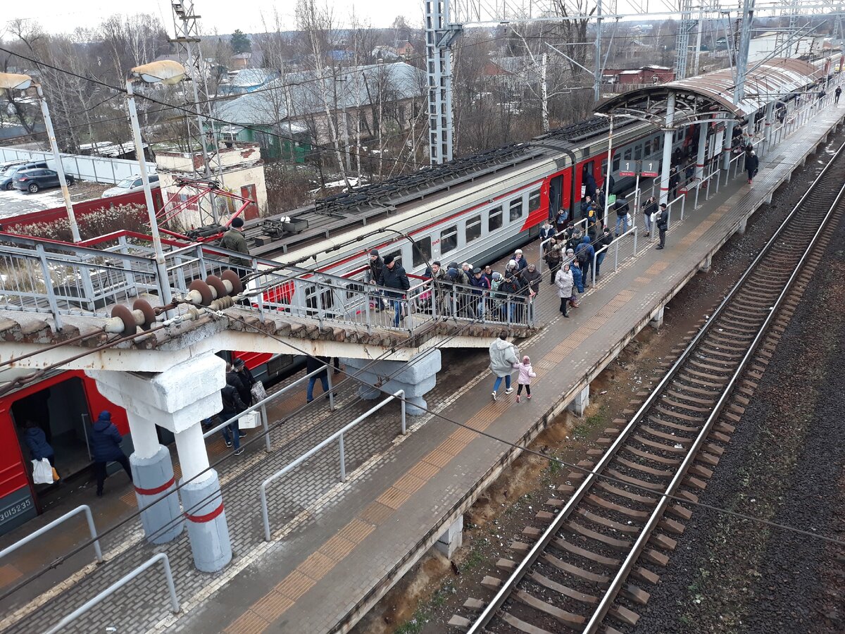 Это середина дня. Утром и вечером платформы из-за людей просто не видно.