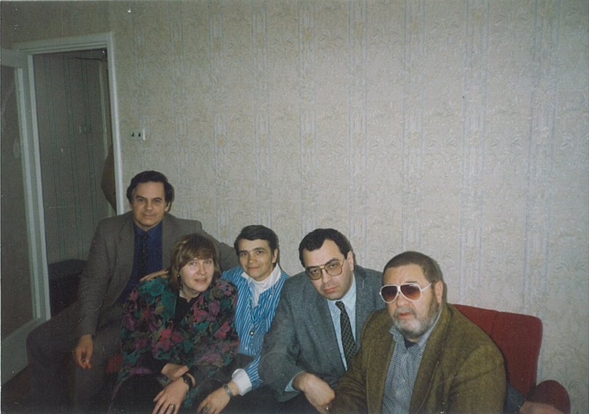 Слева от ЮСС – его зам Плешков, убитый в Париже