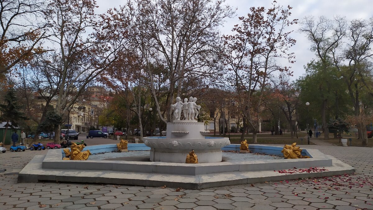 Фонтан в центре парка