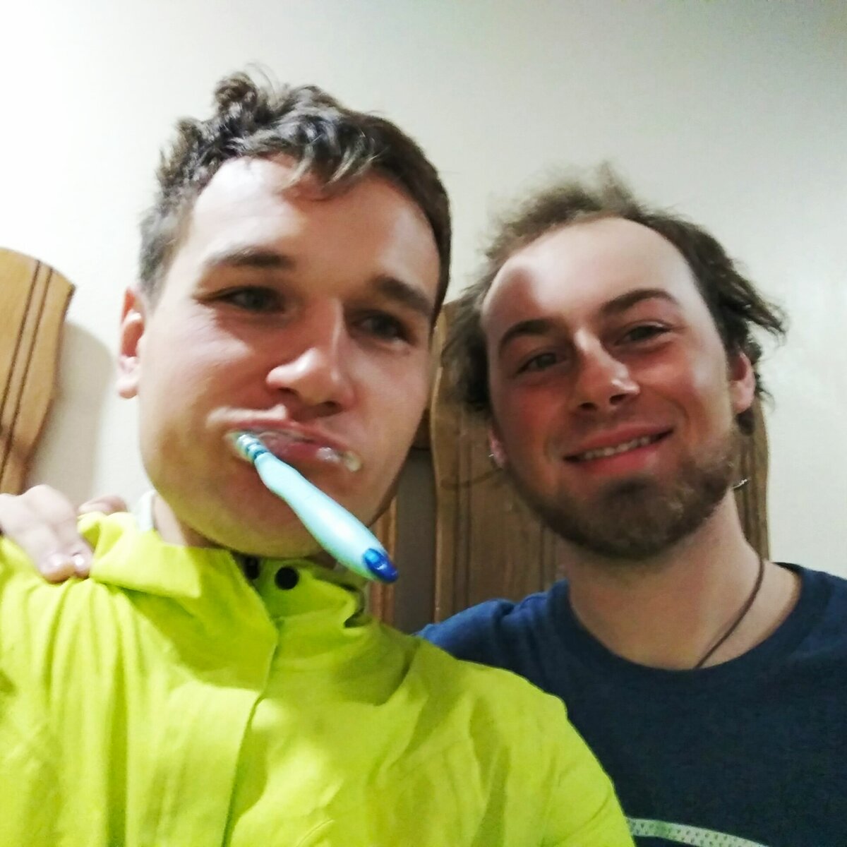 С пилигримом из Канады. Ночью было довольно холодно, чищу зубы в ветровке